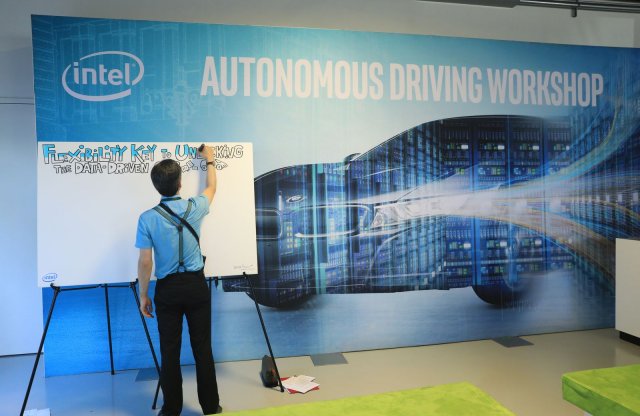 A BMW és az Intel közös erővel fejleszti az autonóm technikát