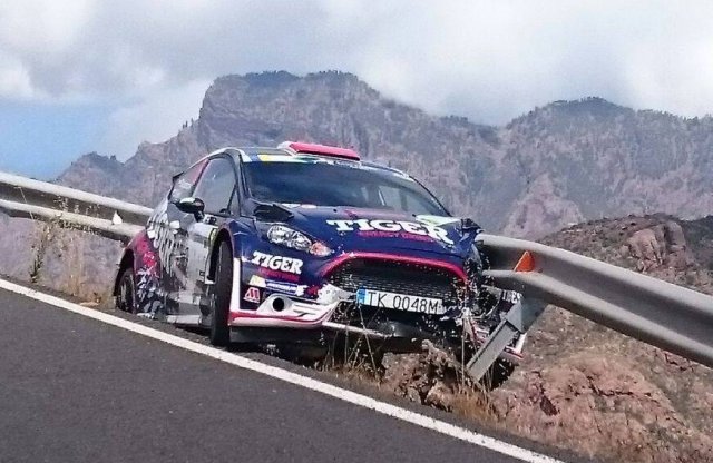 A szalagkorláton lógva állt meg