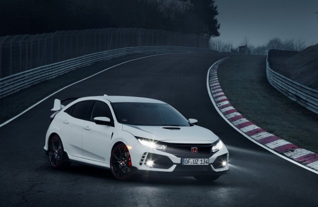 Középárfolyamon mérik a Nürburgring új királyát