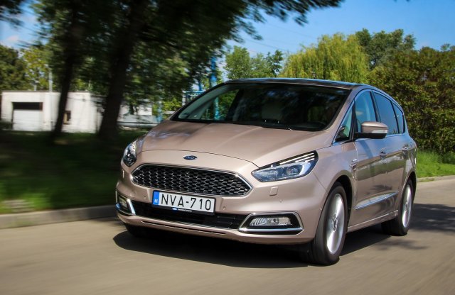 Anyahajó metálfényben - Ford S-MAX Vignale teszt