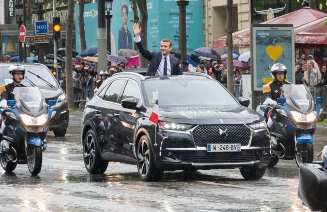 Fedél nélküli DS 7-ben feszített az új francia elnök