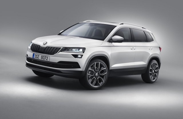 RS változat és konnektoros hibrid is érkezhet a Skoda Karoqból
