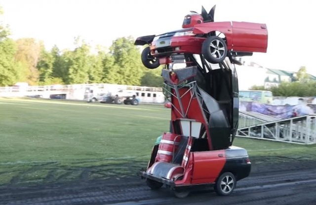 Szása robotot épített, Ladából. Igen, abból