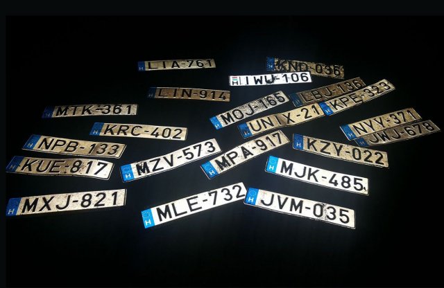 Elhagyott rendszámok a tegnapi áradásban