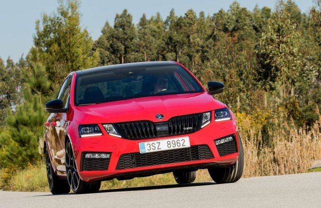 Kézi és automata váltóval is jön az Octavia RS 245, mégsem kéne