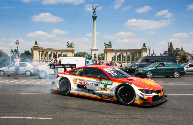 Füstbe borult a Hősök tere. Üdv itthon DTM!