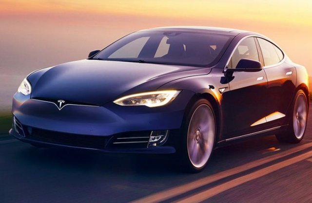 Még több autonóm funkciót hoz a Tesla frissítése
