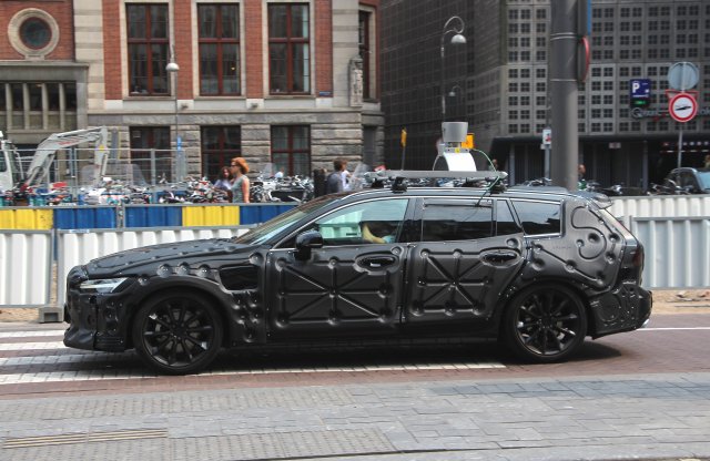 Szerinted milyen kamerát cipel ez az álcázott Volvo V90?