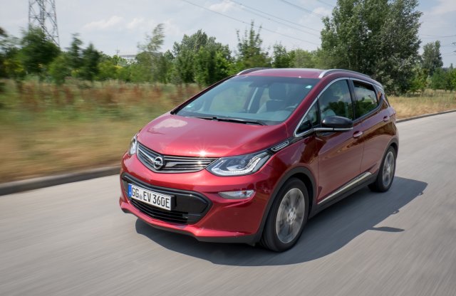Mint a villám! – Elsőként járt nálunk az Opel Ampera-e