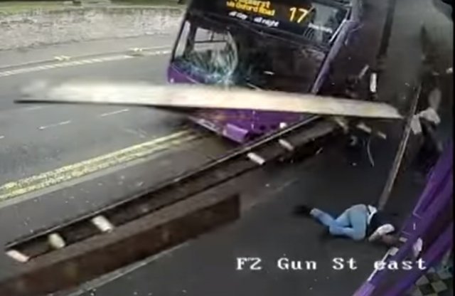 Elgázolta egy busz, ivott rá egyet