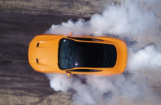 Alap a gumiégető program minden Mustangban