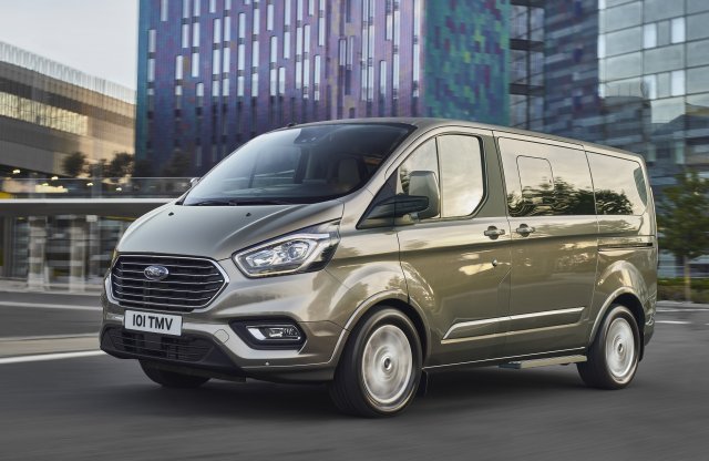 Krómszájjal vigyorog a friss Tourneo Custom