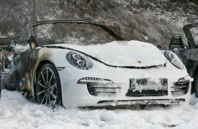 Porschék égtek porrá tüntetők miatt