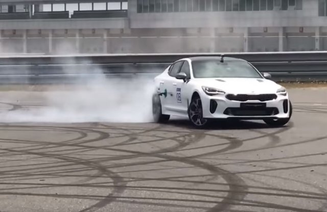 Így driftel a Kia Stinger