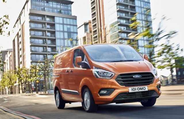 Hibrid hajtást kaphat a megújult Ford Transit