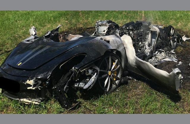 Egy órával az átvétel után porrá égett a Ferrari