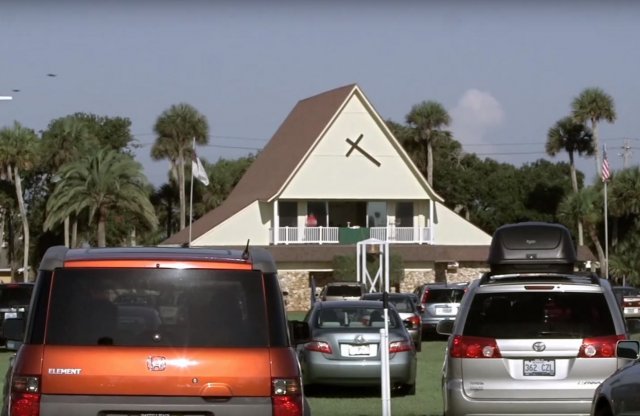 Az autósmozik ideje lejárt, az autós templomoké még nem