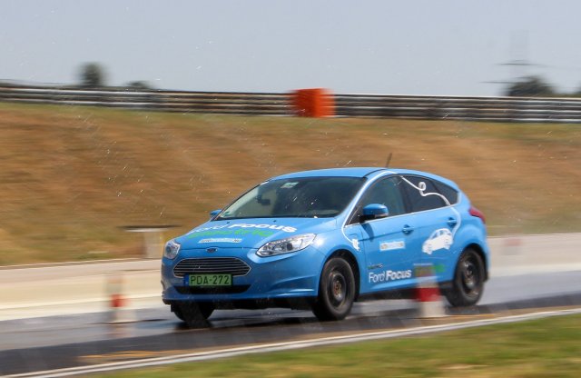 Kikopott a rendőr Focus, a hőségben elektromossal teszteltünk