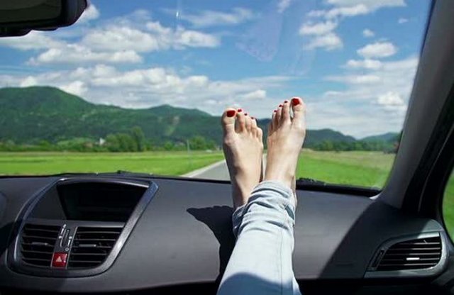 Ezért ne tedd a lábad a műszerfalra