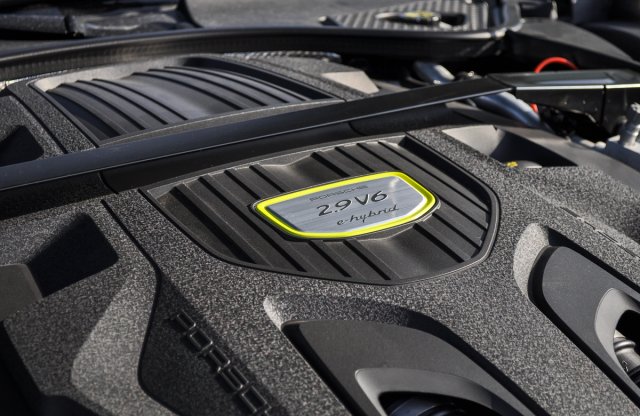 Nagyteljesítményű benzinmotort fejleszt a Porsche