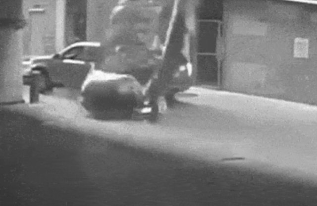 Hét emeletet zuhant a parkolóházból egy kabrió