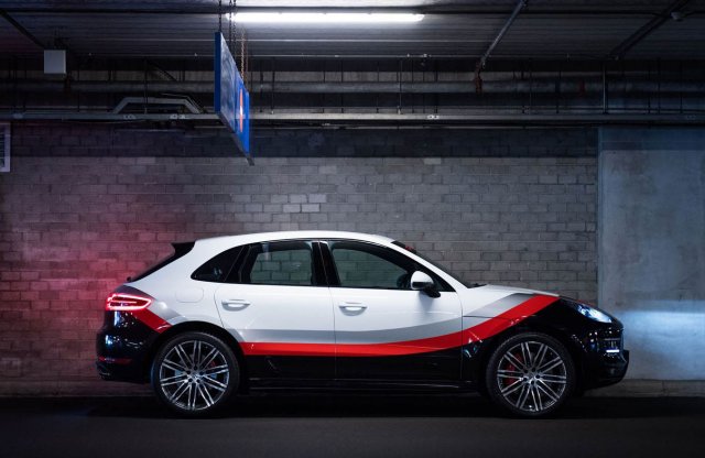 Le Mans versenyszínekben a Porsche Macan