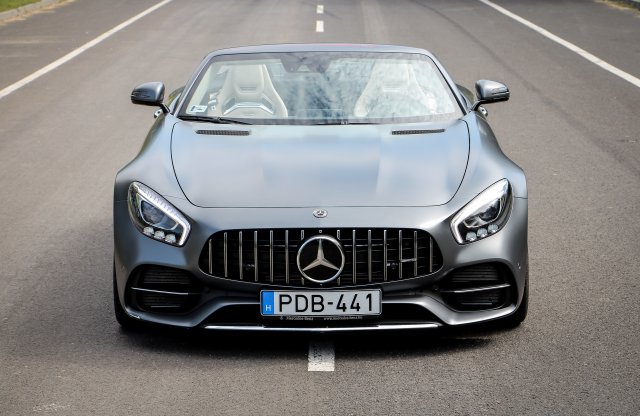 Bőrbe varrt versenyautó - AMG GT C Roadster