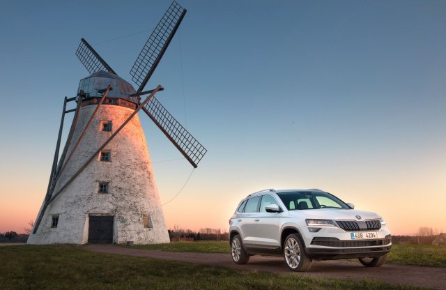 Szépséges gyári fotón a Skoda Karoq