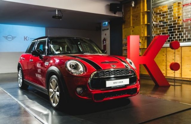 Katonás ruhát öltött a Mini