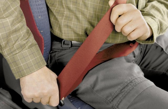 Most az övcsatolást és a  gyereküléseket nézi a rendőrség