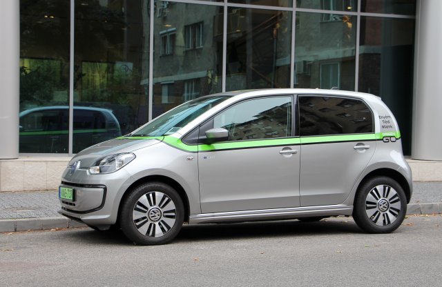 Több mint 350 ezer kilométert futottak a GreenGo villanyautói