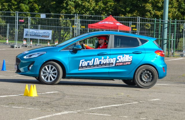 Ingyenes vezetéstechnikai tréninget tart a Ford a fiataloknak