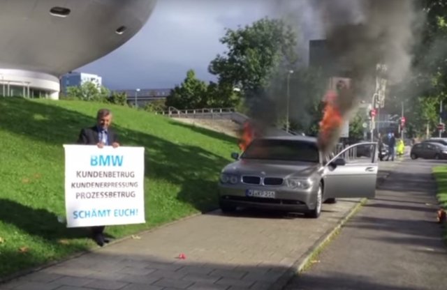 Beállt a gyárhoz, majd felgyújtotta BMW-jét