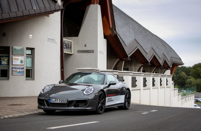 Sortűz a nemzet arénájának tövében