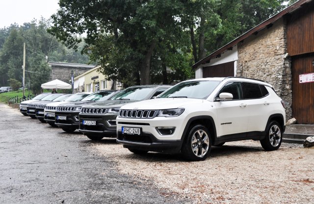 Szakadó esőben is kuckós a Jeep Compass