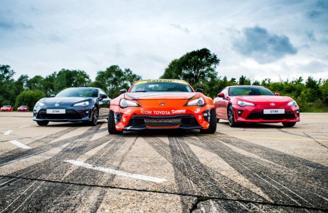 Fánkok az űrből, azaz műholdról fotóz driftet a Toyota