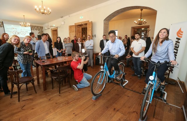 Tekerni kellett a pénzért