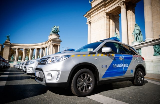 Suzukik társaságában esküdtek a rendőrök