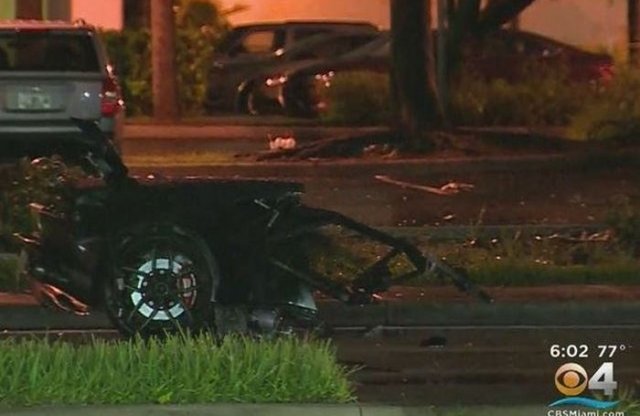 Kettészakadt Lamborghiniből szálltak ki élve