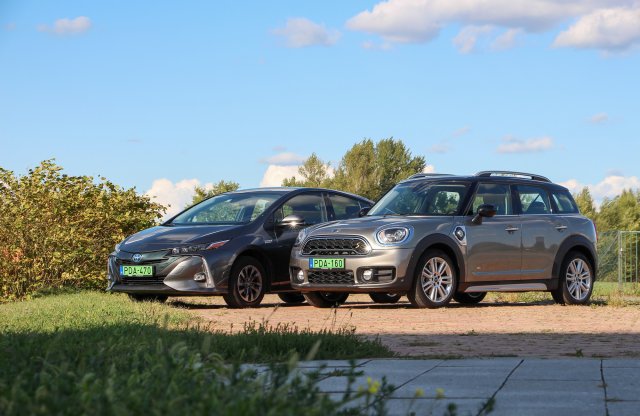 Melyik konnektorossal járunk jobban? Prius vs. Mini