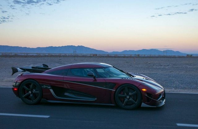 Megint elgyepálta a Koenigsegg a Bugattit
