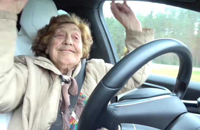 92 évesen még meghajtott egy Teslát a néni