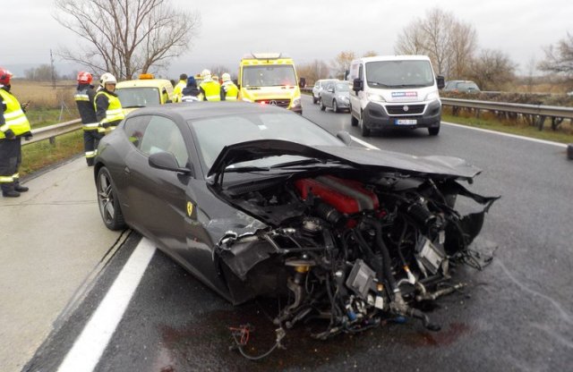 Eltűnt a Ferrari FF orra az M1-es autópályán