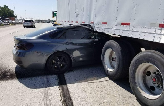 Belökte a kamion alá a BMW-t, majd elhajtott