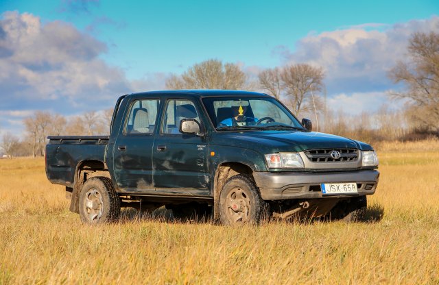 Siralmasan néz ki, mégis eladta magát a 12 éves Toyota Hilux