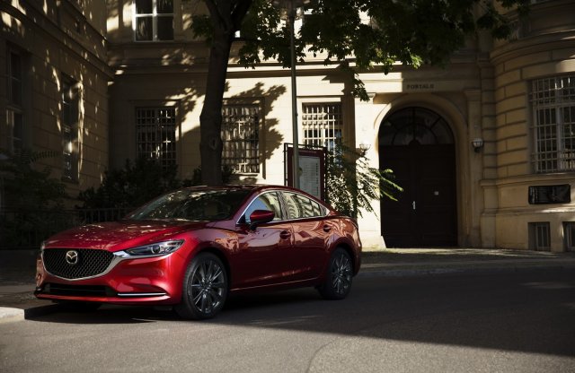 Új arccal és turbómotorral frissült a Mazda6