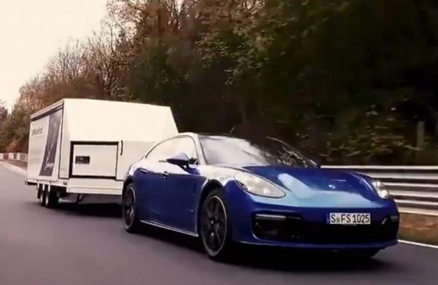 180-nal száguldani egy traktorral csak a Porsche képes