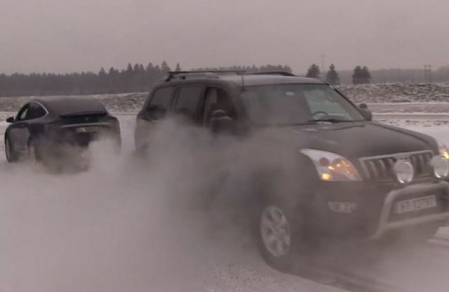 Nem csak gyorsulásban aláz a Tesla