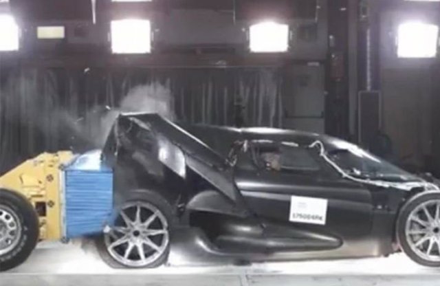 Videón a Koeingsegg Regera töréstesztje