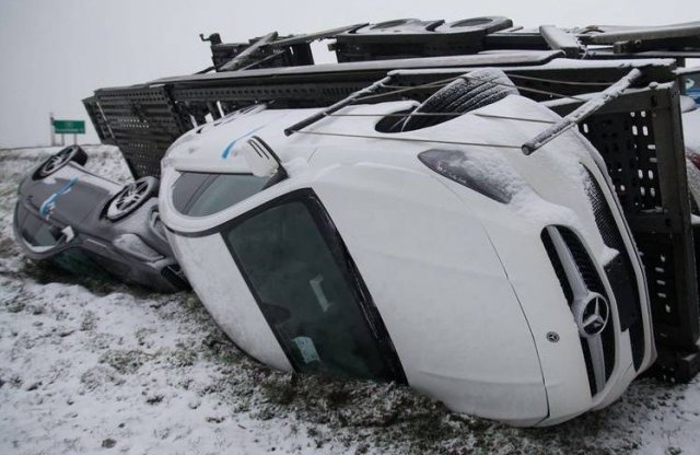 Mercedesekkel megrakott tréler borult árokba Dunaföldvárnál